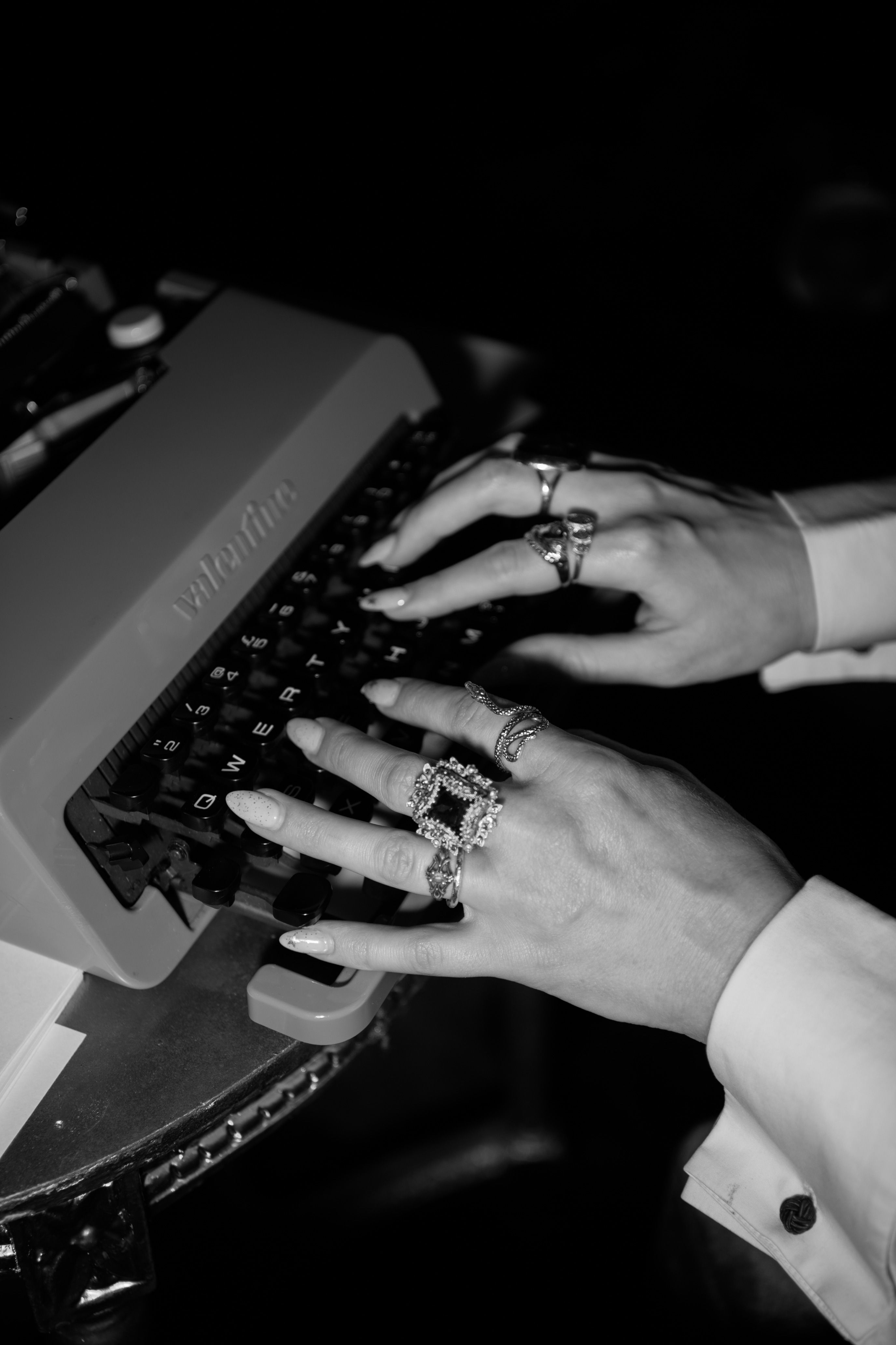 Typewriter hands in black and white
